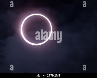 Eclissi anulare del sole sulla luna con sottili nubi davanti al sole. Fotografato a Beeville, Texas, il 14 ottobre 2023. Foto Stock