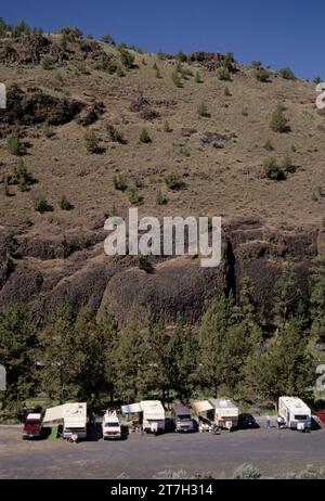 Chimney Rock Recreation Site da Rim Trail, Crooked Wild e Scenic River, Lower Crooked River National Back Country Byway, Oregon Foto Stock