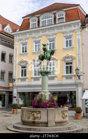 Figura in bronzo del Postmichel sulla fontana Postmichelbrunnen in Fischbrunnenstrasse, città vecchia, Esslingen am Neckar, Esslingen Foto Stock