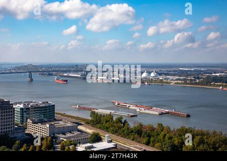 Vista panoramica del centro cittadino di Baton Rouge e del fiume Mississippi alla luce del mattino, Louisiana, USA Foto Stock