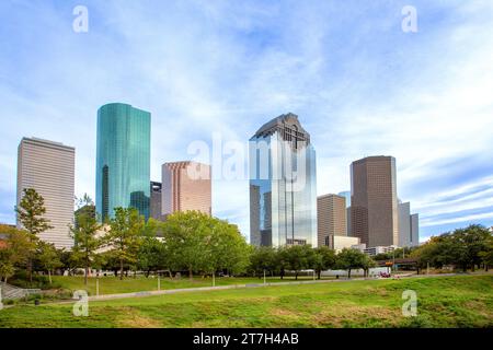 Skyline di Houston ij nel tardo pomeriggio visto dalla Bayou Walk, Texas, Stati Uniti Foto Stock