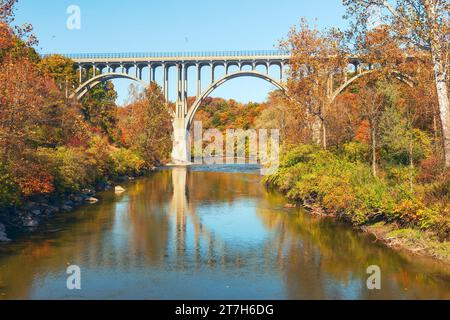 Ponte ad alto livello Brecksville-Northfield nel Cuyahoga Valley National Park in autunno. Ohio. USA Foto Stock