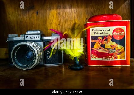 Camera d'epoca, scatola di latta Coca Cola e chapteh in mostra durante il 58° giorno della Nazione di Singapore all'HarbourFront Centre, Singapore. Foto Stock