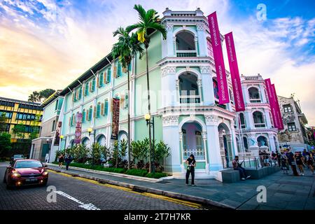 Il Peranakan Museum è un museo e galleria nel quartiere dei musei di Singapore specializzato nella cultura Peranakan del paese. Foto Stock