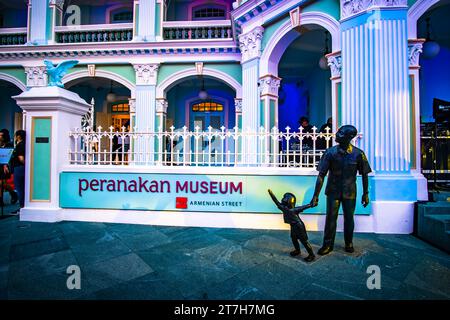 Il Peranakan Museum è un museo e galleria nel quartiere dei musei di Singapore specializzato nella cultura Peranakan del paese. Foto Stock