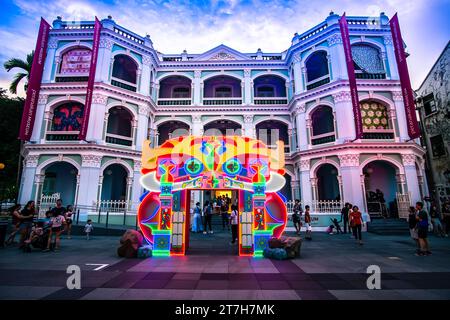 Il Peranakan Museum è un museo e galleria nel quartiere dei musei di Singapore specializzato nella cultura Peranakan del paese. Foto Stock