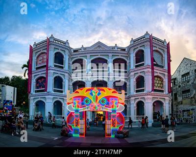 Il Peranakan Museum è un museo e galleria nel quartiere dei musei di Singapore specializzato nella cultura Peranakan del paese. Foto Stock