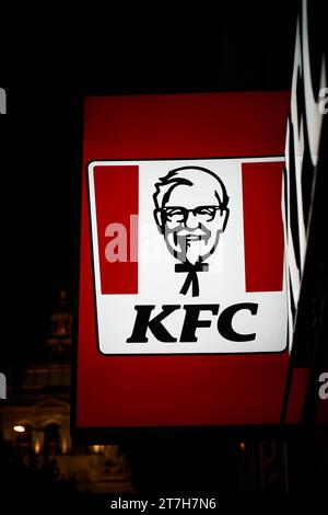 Insegna illuminata della catena di ristoranti KFC, Kentucky Fried Chicken nel centro di Praga di notte Foto Stock