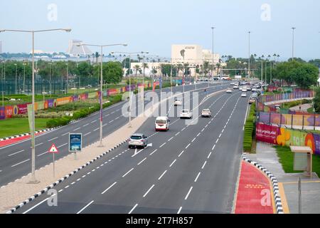 Doha, Qatar - 14 novembre 2023: Vista esterna del Qatar National Theatre dal Bidda Park Doha Corniche Foto Stock