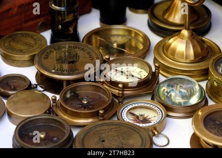 Pune, Maharashtra - 03 novembre 2023, vendita di orologi antichi / orologi / bussola / in fiera dell'artigianato artistico, Pune, India. Foto Stock