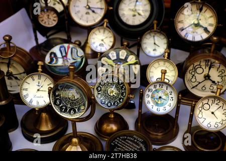 Pune, Maharashtra - 03 novembre 2023, vendita di orologi antichi / orologi / bussola / in fiera dell'artigianato artistico, Pune, India. Foto Stock