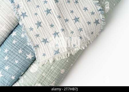 Tre coperte di moschettone arrotolate su fondo bianco Foto Stock