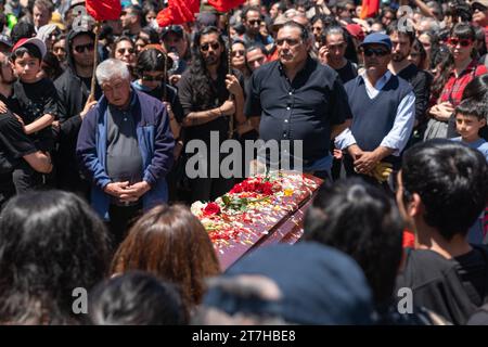 Santiago, Cile. 15 novembre 2023. Funerale della ballerina JOAN JARA, vedova del cantante VICTOR JARA, nel Cimitero generale di Santiago, Cile. 15 novembre 2023. (Foto di Joshua Arguello/NurPhoto) credito: NurPhoto SRL/Alamy Live News Foto Stock