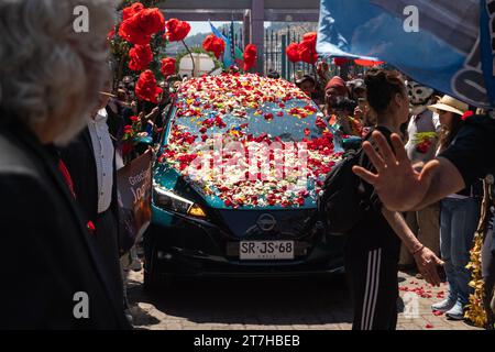 Santiago, Cile. 15 novembre 2023. Funerale della ballerina JOAN JARA, vedova del cantante VICTOR JARA, nel Cimitero generale di Santiago, Cile. 15 novembre 2023. (Foto di Joshua Arguello/NurPhoto) credito: NurPhoto SRL/Alamy Live News Foto Stock