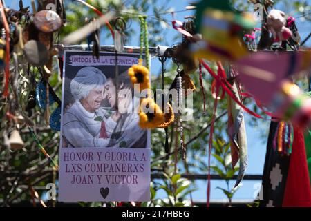 Santiago, Cile. 15 novembre 2023. Funerale della ballerina JOAN JARA, vedova del cantante VICTOR JARA, nel Cimitero generale di Santiago, Cile. 15 novembre 2023. (Foto di Joshua Arguello/NurPhoto) credito: NurPhoto SRL/Alamy Live News Foto Stock