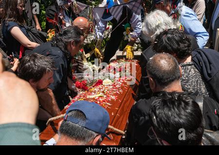 Santiago, Cile. 15 novembre 2023. I parenti di Joan Jara seppelliscono la ballerina nel Cimitero generale di Santiago, Cile. 15 novembre 2023. (Foto di Joshua Arguello/NurPhoto) credito: NurPhoto SRL/Alamy Live News Foto Stock