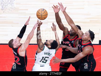 Toronto, Canada. 15 novembre 2023. Cameron Payne (2nd L) dei Milwaukee Bucks fa un lay-up durante la partita della stagione regolare NBA 2023-2024 tra Milwaukee Bucks e Toronto Raptors a Toronto, Canada, il 15 novembre 2023. Crediti: Zou Zheng/Xinhua/Alamy Live News Foto Stock