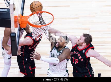 Toronto, Canada. 15 novembre 2023. Damian Lillard (2nd R) dei Milwaukee Bucks fa un lay-up durante la partita di regular season NBA 2023-2024 tra Milwaukee Bucks e Toronto Raptors a Toronto, Canada, il 15 novembre 2023. Crediti: Zou Zheng/Xinhua/Alamy Live News Foto Stock