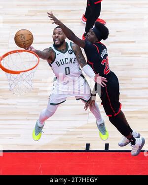 Toronto, Canada. 15 novembre 2023. Damian Lillard (L) dei Milwaukee Bucks fa un lay-up durante la partita della stagione regolare NBA 2023-2024 tra Milwaukee Bucks e Toronto Raptors a Toronto, Canada, il 15 novembre 2023. Crediti: Zou Zheng/Xinhua/Alamy Live News Foto Stock