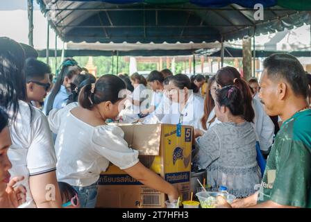 SURATTANI, THAILANDIA - 6 NOVEMBRE 2023: Persone in attesa di ricevere la distribuzione di cibo alle persone che vengono al Kathin Merit-making festival in Thailandia Foto Stock