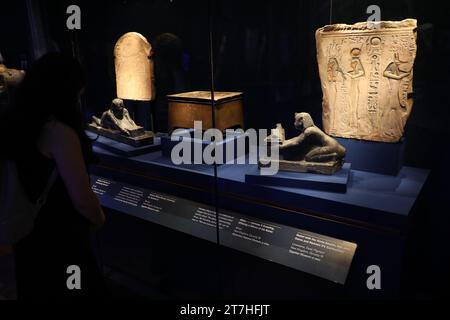 Sydney, Australia. 16 novembre 2023. Anteprima mediatica della mostra Ramses & the Gold of the Pharaohs presso l'Australian Museum, con 182 oggetti inestimabili, tra cui il sarcofago di Ramses II, una delle bare reali più rare e impressionanti dell'antico Egitto mai scoperte. Museo Australiano, Hintze Hall. 1 William Street, cnr College St, Sydney. Nella foto: Statua di Ramses II che si prostrava. Braciere rituale di bronzo iscritto per Ramses II Statua di Ramses II in ginocchio, che offre un Rebus del suo nome. Sollievo con gli dei Anubi, Iside e Osiride e i cartigli di Ramses II Foto Stock