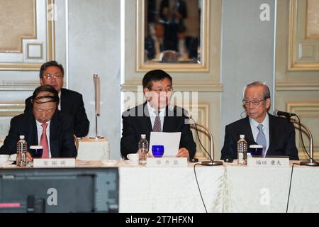(231116) -- TOKYO, 16 novembre 2023 (Xinhua) -- Bi Jingquan, vicepresidente esecutivo del China Center for International Economic Exchange (CCIEE), parla al nono round del dialogo tra imprenditori e ex funzionari di alto livello sino-giapponesi a Tokyo, in Giappone, 15 novembre 2023. I dirigenti d'affari e gli ex funzionari di alto rango provenienti da Cina e Giappone hanno chiesto di costruire relazioni bilaterali che favoriscano la nuova era al nono turno di dialogo tra imprenditori sino-giapponesi ed ex funzionari di alto livello tenutosi nella capitale giapponese. PER ANDARE CON 'cinesi, imprenditori giapponesi, ex funzionari Foto Stock