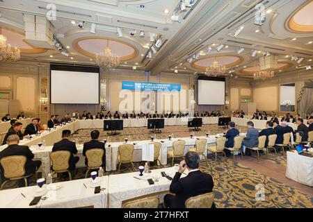 Tokyo. 15 novembre 2023. Questa foto scattata il 15 novembre 2023 mostra una scena al nono round del dialogo tra imprenditori sino-giapponesi ed ex funzionari di alto livello a Tokyo, in Giappone. I dirigenti d'affari e gli ex funzionari di alto rango provenienti da Cina e Giappone hanno chiesto di costruire relazioni bilaterali che favoriscano la nuova era al nono turno di dialogo tra imprenditori sino-giapponesi ed ex funzionari di alto livello tenutosi nella capitale giapponese. PER ANDARE CON "imprenditori cinesi e giapponesi, ex funzionari chiedono la costruzione di legami bilaterali per la nuova era" credito: Zhang Xiaoyu/Xinhua/Alamy Live News Foto Stock