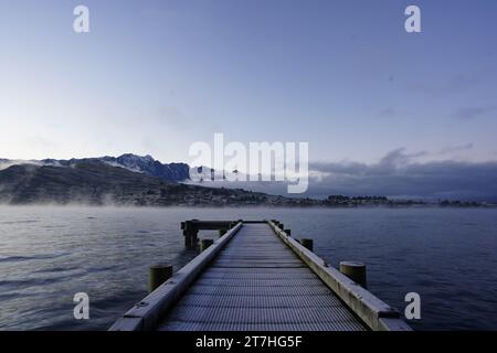Alba colorata sul lago Wakatipu a Queenstown, nuova Zelanda Foto Stock