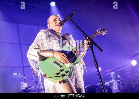 Oslo, Norvegia. 15 ottobre 2023. La cantante, cantautrice e musicista norvegese Ane Brun esegue un concerto dal vivo al Sentrum Scene di Oslo. (Foto: Gonzales Photo/Alamy Live News Foto Stock