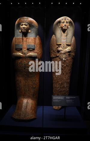 Sydney, Australia. 16 novembre 2023. Anteprima mediatica della mostra Ramses & the Gold of the Pharaohs presso l'Australian Museum, con 182 oggetti inestimabili, tra cui il sarcofago di Ramses II, una delle bare reali più rare e impressionanti dell'antico Egitto mai scoperte. Museo Australiano, Hintze Hall. 1 William Street, cnr College St, Sydney. Nella foto: Coperchio di Coffin esterno di cedro dipinto e dorato della moglie di Pinudjem II, la principessa Nesikhonsu, usurpata da Istemkheb. Inner Coffin Lid o Mummy Board of Pinudjem i (originariamente apparteneva a Thutmose i). Credito: Richard Milnes Foto Stock