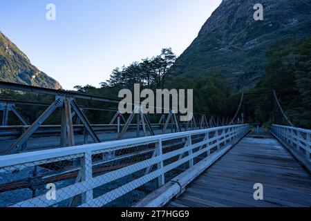 Tutoko River Bridge vicino a Milford Sound nell'Isola Sud della nuova Zelanda Foto Stock
