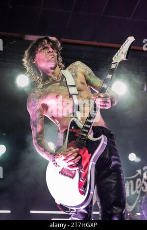 Nonantola, Italia. 15 novembre 2023. Justin Hawkins (The Darkness) Credit: Independent Photo Agency/Alamy Live News Foto Stock