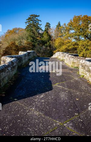 Una vista lungo lo Stopham Bridge, una struttura classificata di grado 1, vicino a Pulborough, West Sussex, Regno Unito Foto Stock