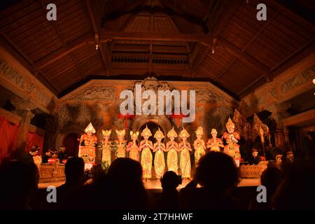 Attrici e ballerini indonesiani con abiti tradizionali ringraziano il pubblico dopo un tipico spettacolo di danza barong nel teatro Ubud a Bali, Indonesia Foto Stock