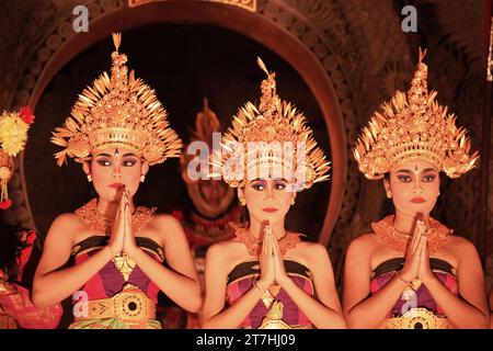 Tre attrici indonesiane con abiti tradizionali ringraziano il pubblico dopo un tipico spettacolo di danza barong nel teatro Ubud a Bali, Indonesia Foto Stock