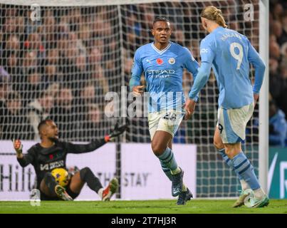 Londra, Regno Unito. 12 nov 2023 - Chelsea contro Manchester City - Premier League - Stamford Bridge. Manuel Akanji del Manchester City celebra il suo gol durante la partita di Premier League contro il Chelsea. Credito immagine: Mark Pain / Alamy Live News Foto Stock