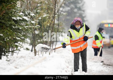 Harbin, provincia cinese di Heilongjiang. 16 novembre 2023. Gli operatori sanitari puliscono la neve a Harbin, provincia di Heilongjiang, nel nord-est della Cina, 16 novembre 2023. Crediti: Wang Jianwei/Xinhua/Alamy Live News Foto Stock