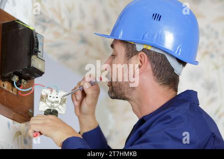 ingegnere maschio che lavora con la presa Foto Stock