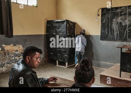 Antananarivo, Analamanga, Madagascar. 16 novembre 2023. Analakely Antananarivo, 15 novembre 2023. Gli elettori procedono alle fasi di votazione nei rispettivi comuni. © iAko Randrianarivelo/Zuma Press (Credit Image: © iAko Randrianarivelo/ZUMA Press Wire) SOLO USO EDITORIALE! Non per USO commerciale! Foto Stock