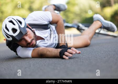 ciclista caduto dalla sua bici Foto Stock