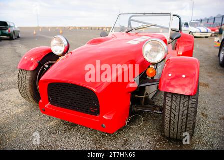 Red Caterham Seven Roadsport auto sportiva con la Ford distintivo per il 2.0l Duratec motore. Foto Stock