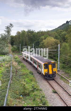 Trasporto per il Galles classe 150 treno multiunità diesel 150240 che passa per Mount Pleasant , Galles meridionale, Regno Unito Foto Stock