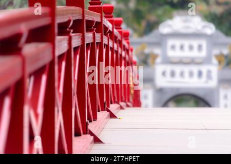 Il celeberrimo dipinto di rosso Huc ponte sopra ho Lago Hoan Kiem, Hanoi, Vietnam che conduce al Den Ngoc Son Confucious Tempio. Foto Stock