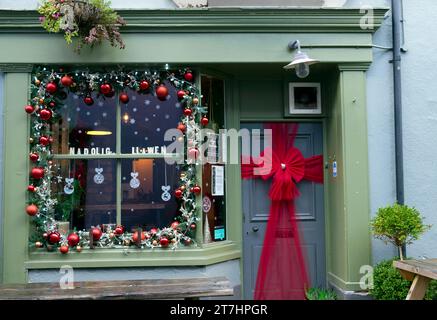 Splendide decorazioni natalizie adornano la vetrina esterna del ristorante Flows Cafe a Llandeilo Carmarthenshire Galles 2023 UK Britain KATHY DEWITT Foto Stock