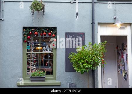 Splendide decorazioni natalizie adornano la vetrina esterna del ristorante Flows Cafe a Llandeilo Carmarthenshire Galles 2023 UK Britain KATHY DEWITT Foto Stock