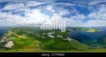 Visualizzazione panoramica a 360 gradi di Immagine aerea a 360° sopra i campi di Strangford Lough che mostra la campagna di County Down, Irlanda del Nord