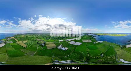 Visualizzazione panoramica a 360 gradi di Immagine aerea a 360° sopra i campi di Strangford Lough che mostra la campagna di County Down, Irlanda del Nord