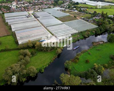 Vista aerea con droni delle serre orticole commerciali su larga scala lungo il fiume Avon, Evesham, Worcs. Settembre 2023 Foto Stock