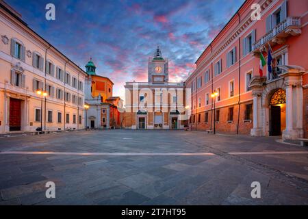 Ravenna, Italia. Immagine del paesaggio urbano della città vecchia di Ravenna, Italia, alla splendida alba autunnale. Foto Stock