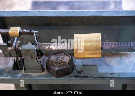 Bilancia meccanica utilizzata per oggetti pesanti in stile retrò con bordo leggero Foto Stock